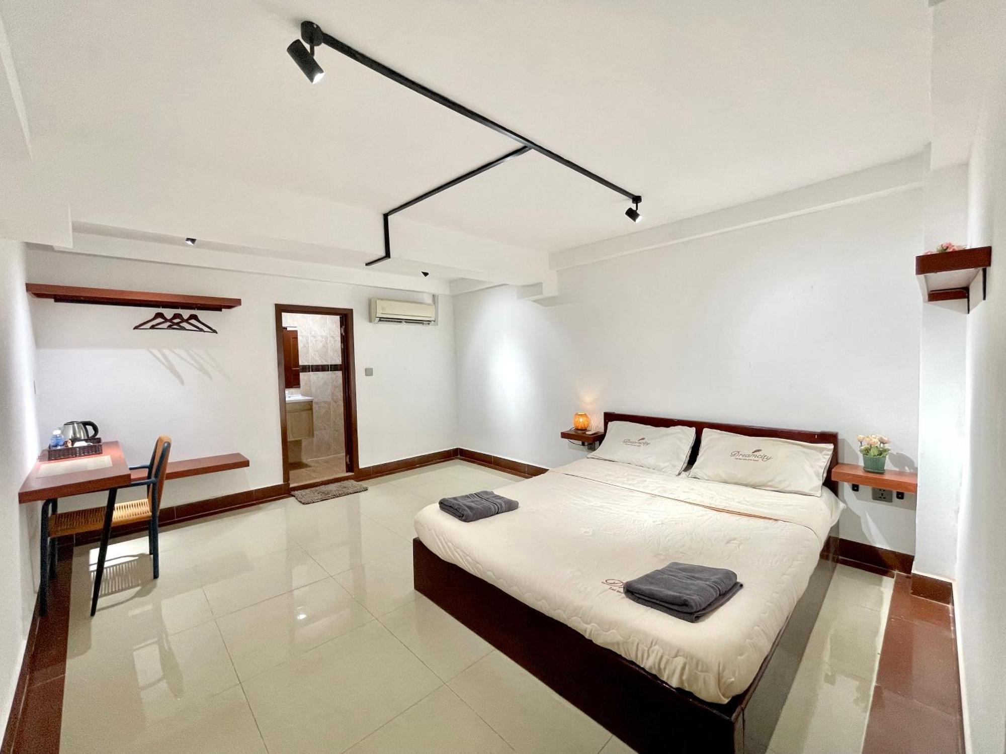 Sky Residence - 50M To Museum And Riverside Phnom Penh Exteriör bild